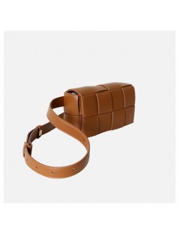 Sac cassette caramel à bandoulière en cuir tissé, fermeture à bouton magnétique, finition dorée.