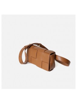 Bolso cassette caramelo bandolera en cuero trenzado, cierre de botón magnético, acabado dorado.