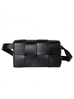 Bolso cassette negro bandolera en cuero trenzado, cierre de botón magnético, acabado dorado.