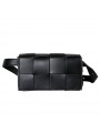 Borsa cassette nera a tracolla in pelle intrecciata, chiusura con bottone magnetico, finitura dorata.