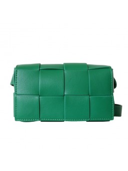 Bolso cassette verde bandolera en cuero trenzado, cierre de botón magnético, acabado dorado.
