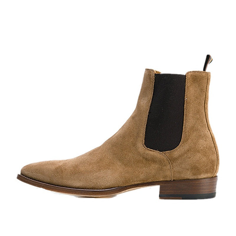 Bottes Chelsea pour homme en suède marron avec bout amande et fermeture élastique latérale.