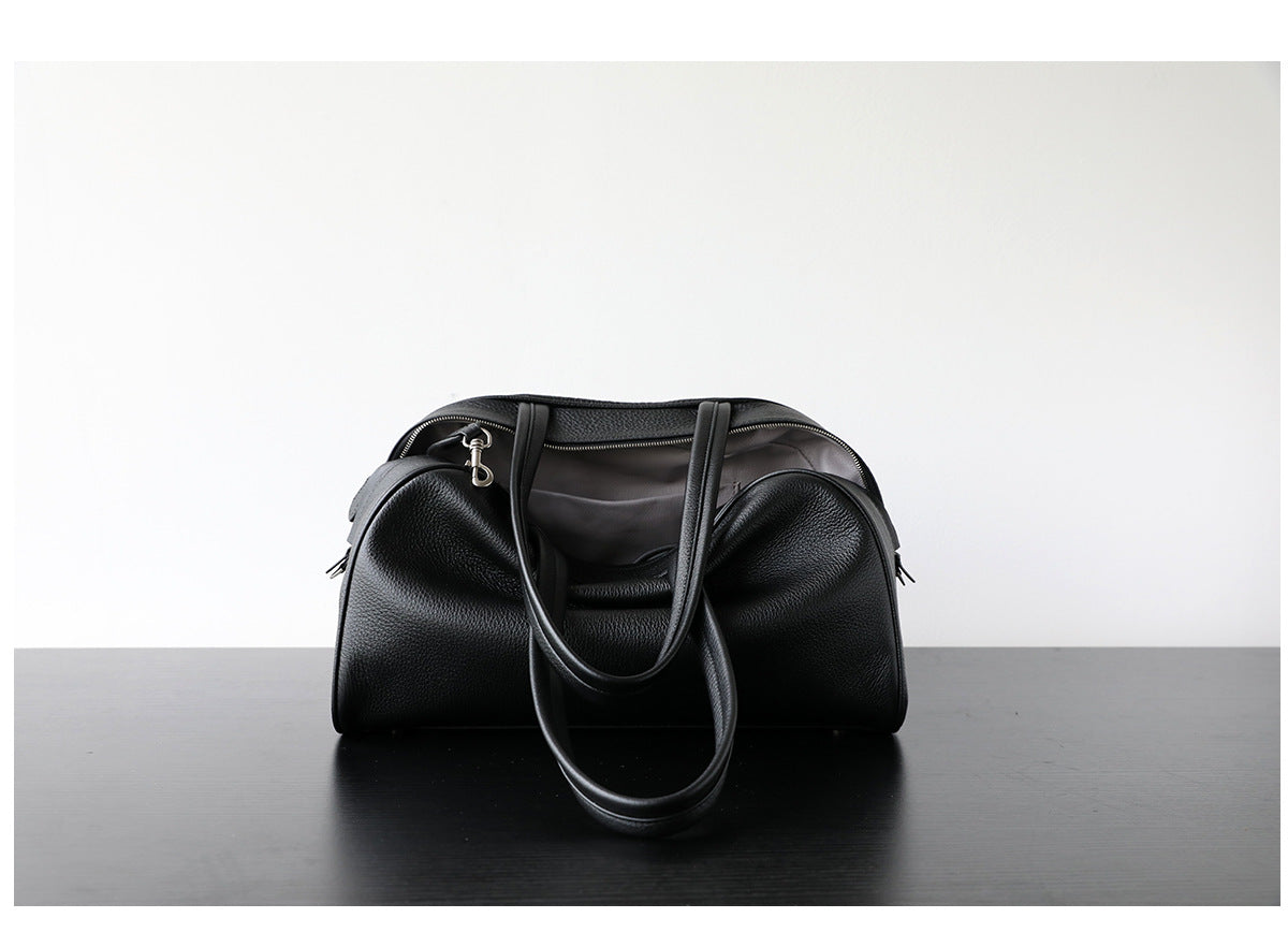 Sac Boston en cuir pleine fleur, sac bandoulière spacieux et élégant, coloris noir – vue de face