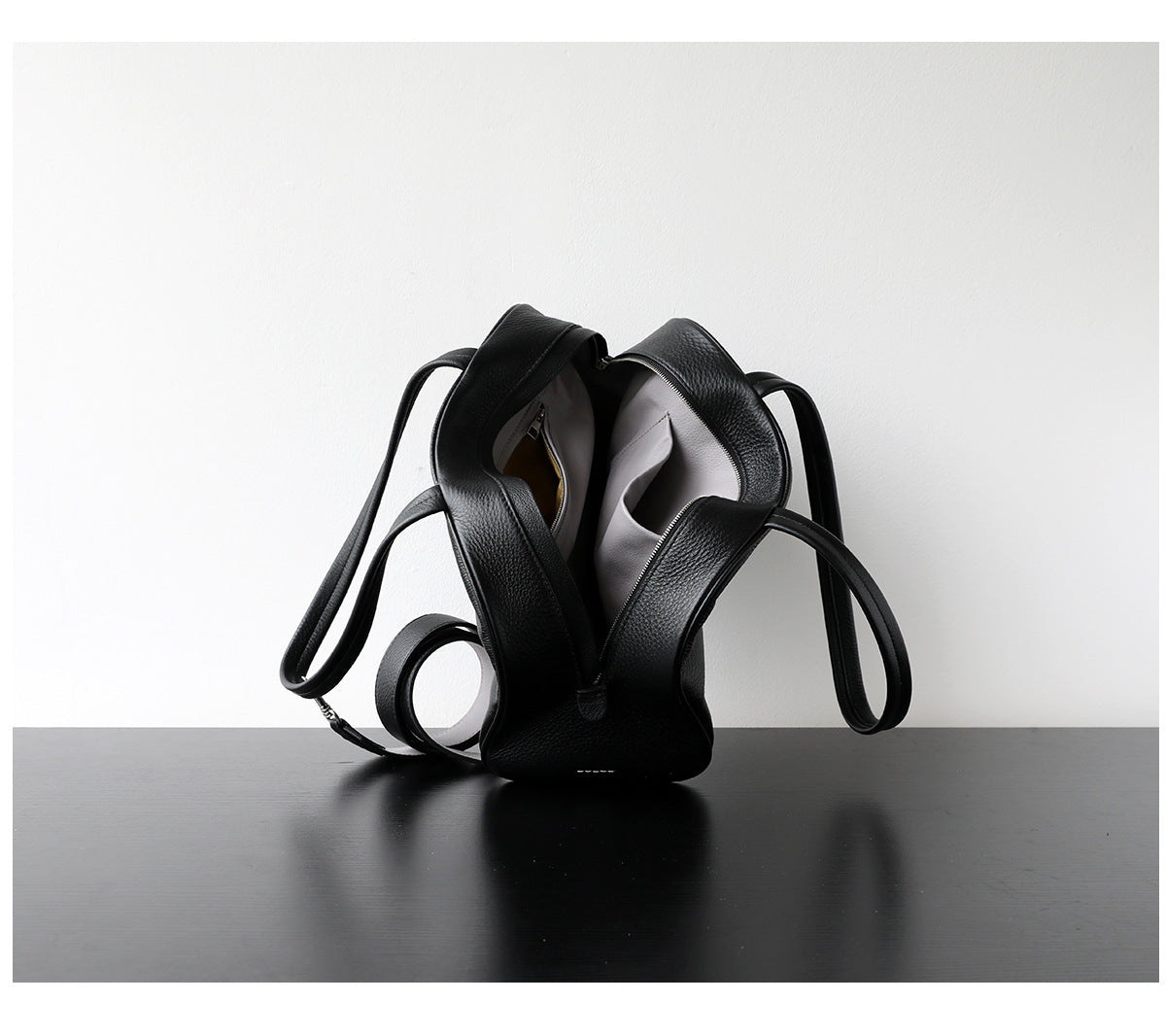 Sac Boston en cuir pleine fleur, sac bandoulière spacieux et élégant, coloris noir – vue de l'intérieur