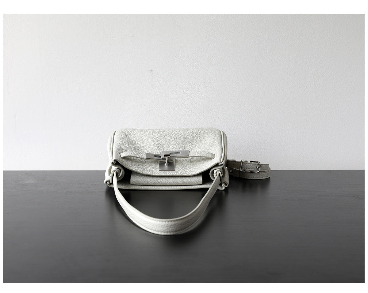 Sac Kelly bandoulière en cuir véritable, finition lisse, coloris blanc 