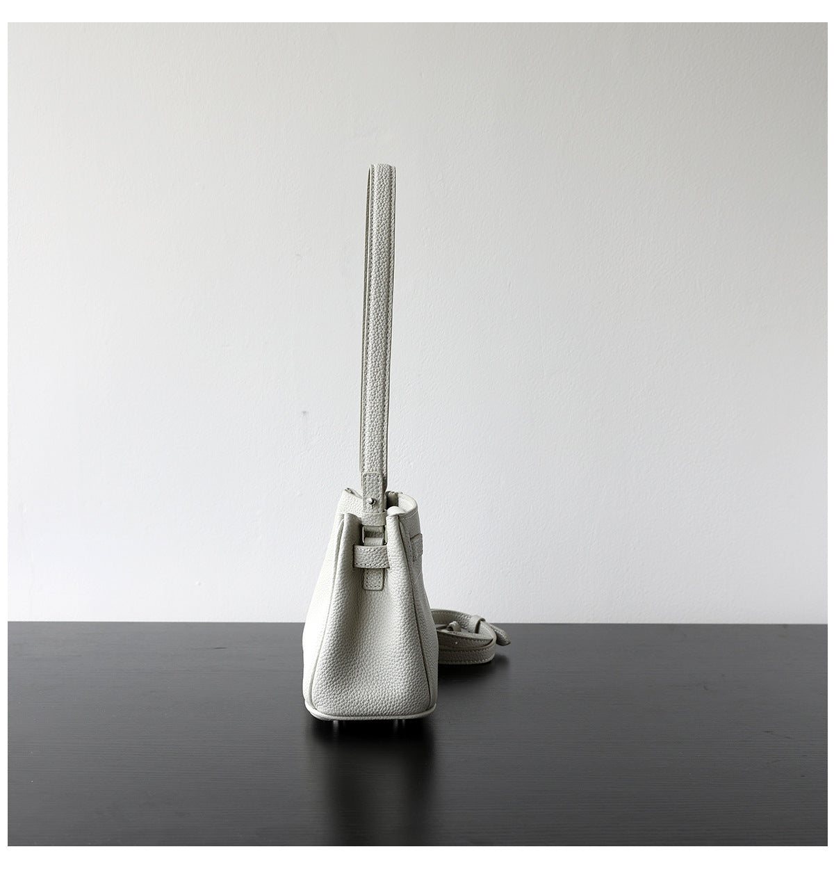 Sac Kelly bandoulière en cuir véritable, finition lisse, coloris blanc – vue de coté