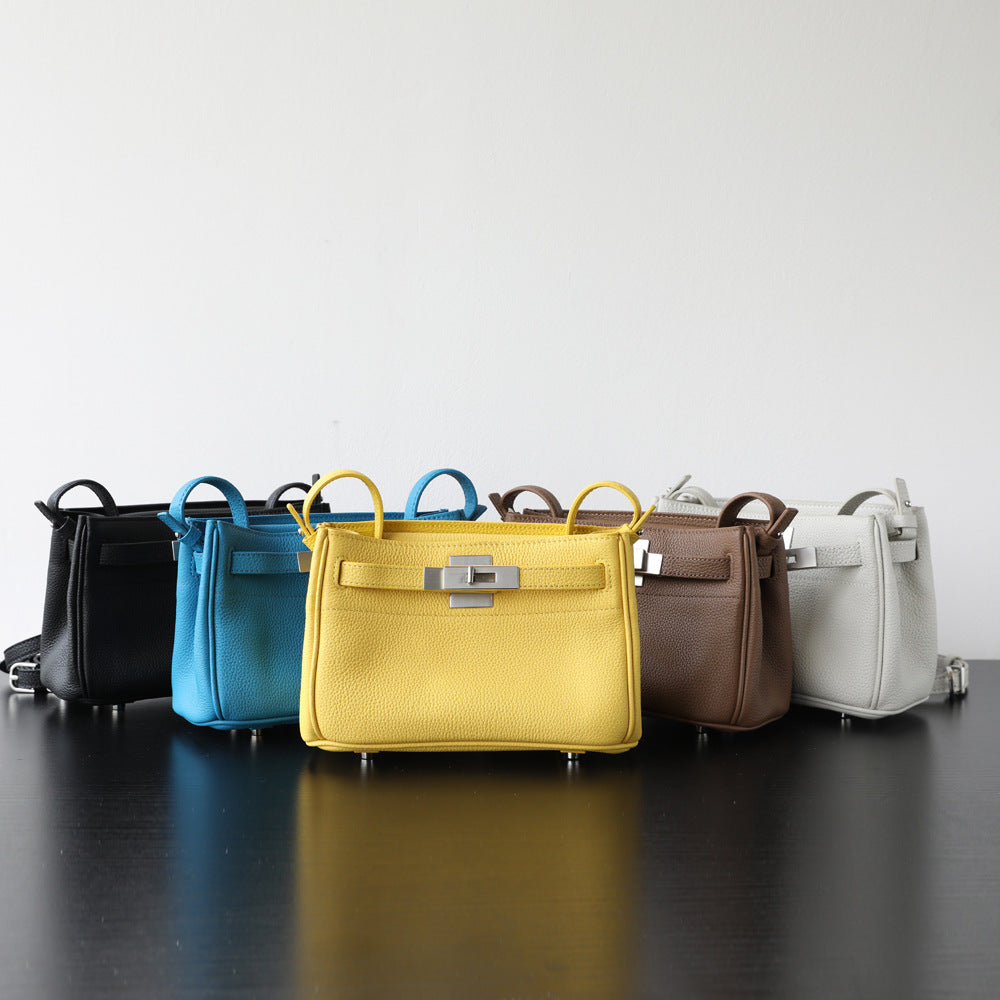 Sac Kelly bandoulière en cuir véritable, finition lisse, coloris noir, bleu, jaune, gris elephant et blanc  – vue frontale