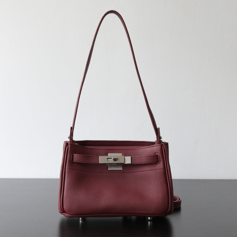 Sac Kelly bandoulière en cuir véritable, finition lisse, coloris rouge vin – vue frontale