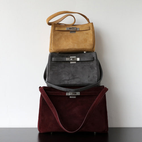 Sac Kelly en daim, petit sac bandoulière femme, coloris rouge foncé, gris, jaune – vue frontale