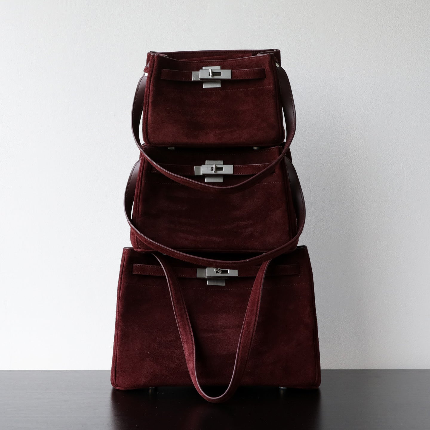 Sac Kelly en daim, petit sac bandoulière femme, coloris rouge foncé – vue frontale