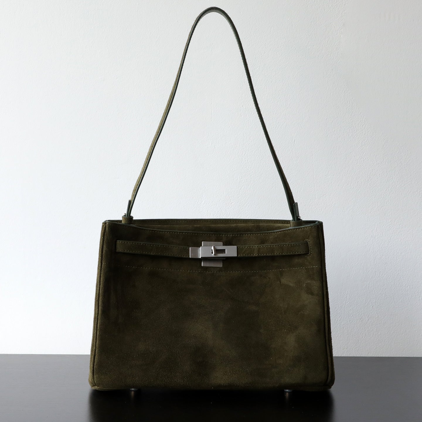 Sac Kelly en daim, petit sac bandoulière femme, coloris vert armée – vue frontale