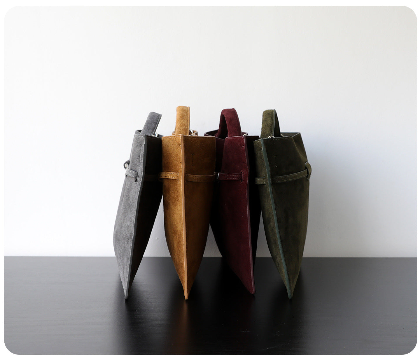 Sac Kelly femme en daim, coloris doré foncé, vert olive, gris foncé, rouge bordeaux vue latéral