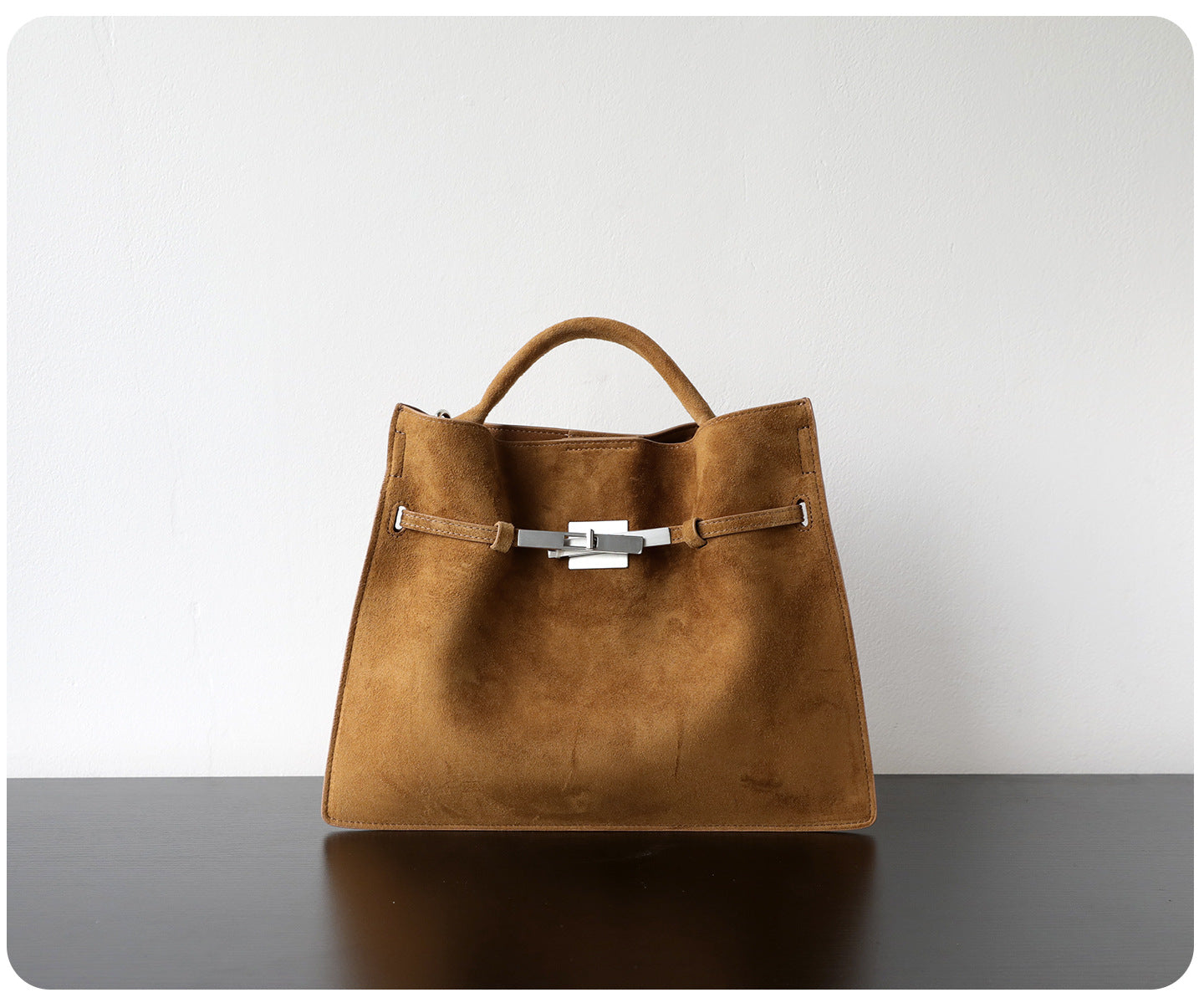 Sac Kelly femme en daim, coloris doré foncé, vue  frontale.