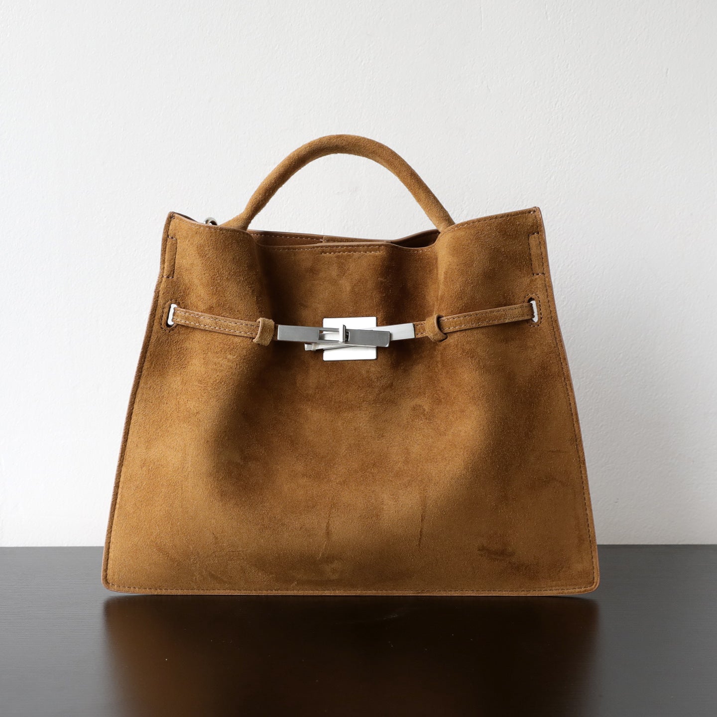 Sac Kelly femme en daim, coloris doré foncé, vue  frontale