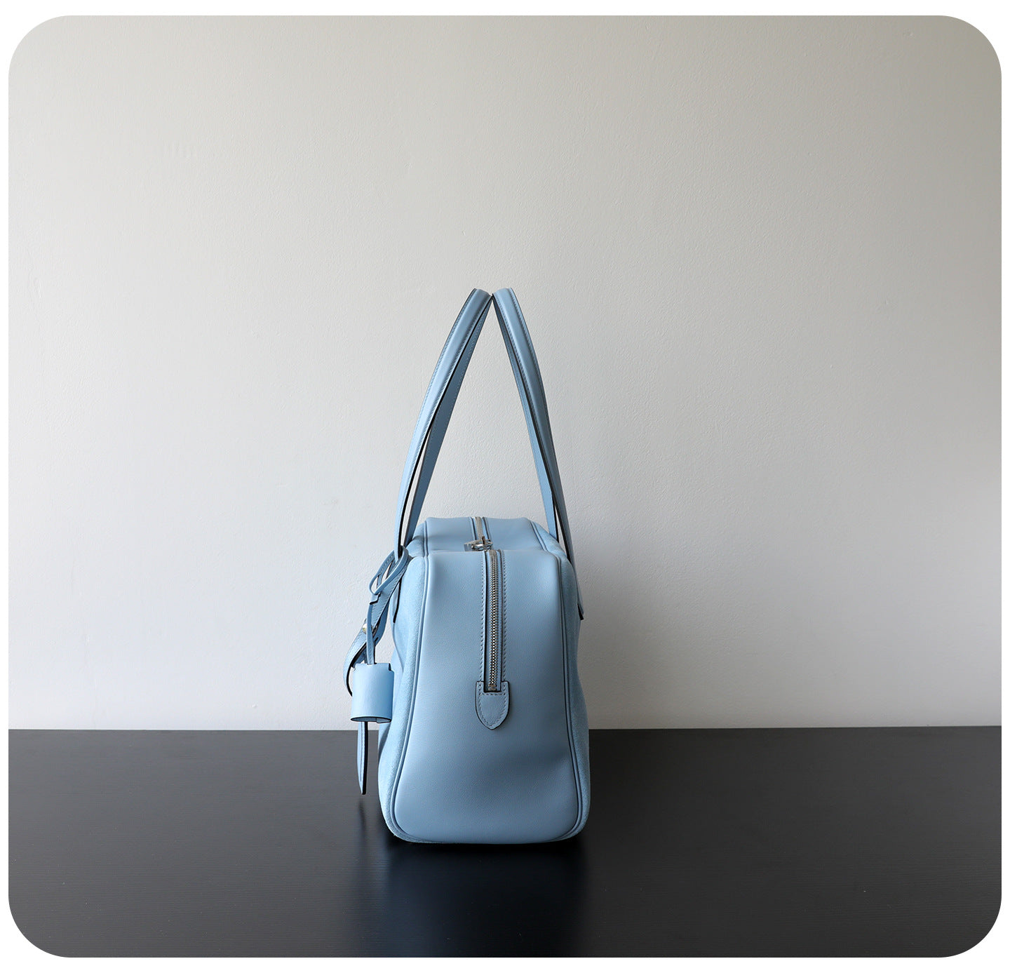 Sac Victoria – Sac bandoulière et cabas cuir, coloris bleu ciel, vue de coté