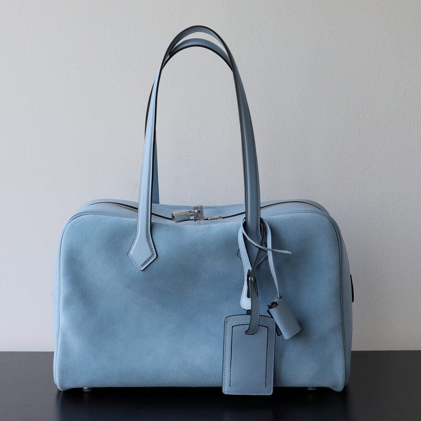 Sac Victoria – Sac bandoulière et cabas cuir, coloris bleu ciel, vue frontale.