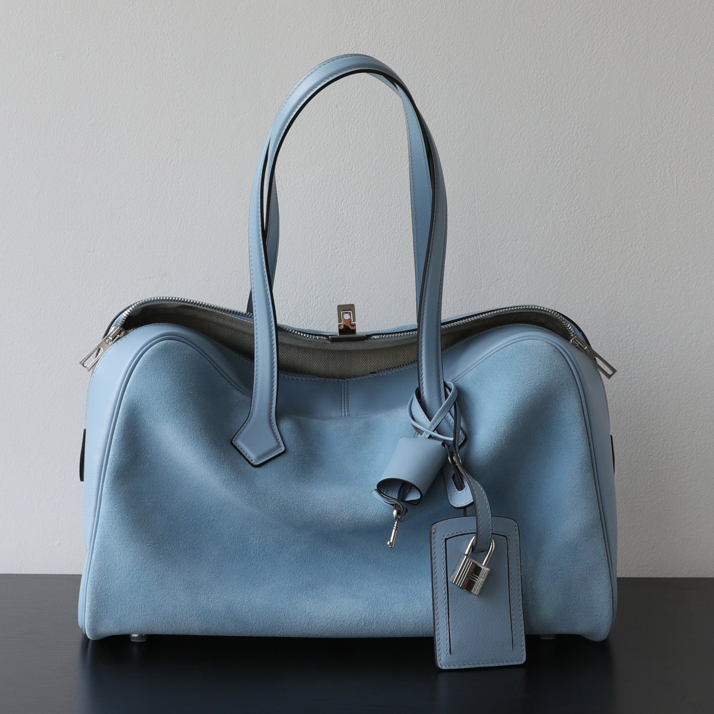 Sac Victoria – Sac bandoulière et cabas cuir, coloris bleu ciel, vue frontale