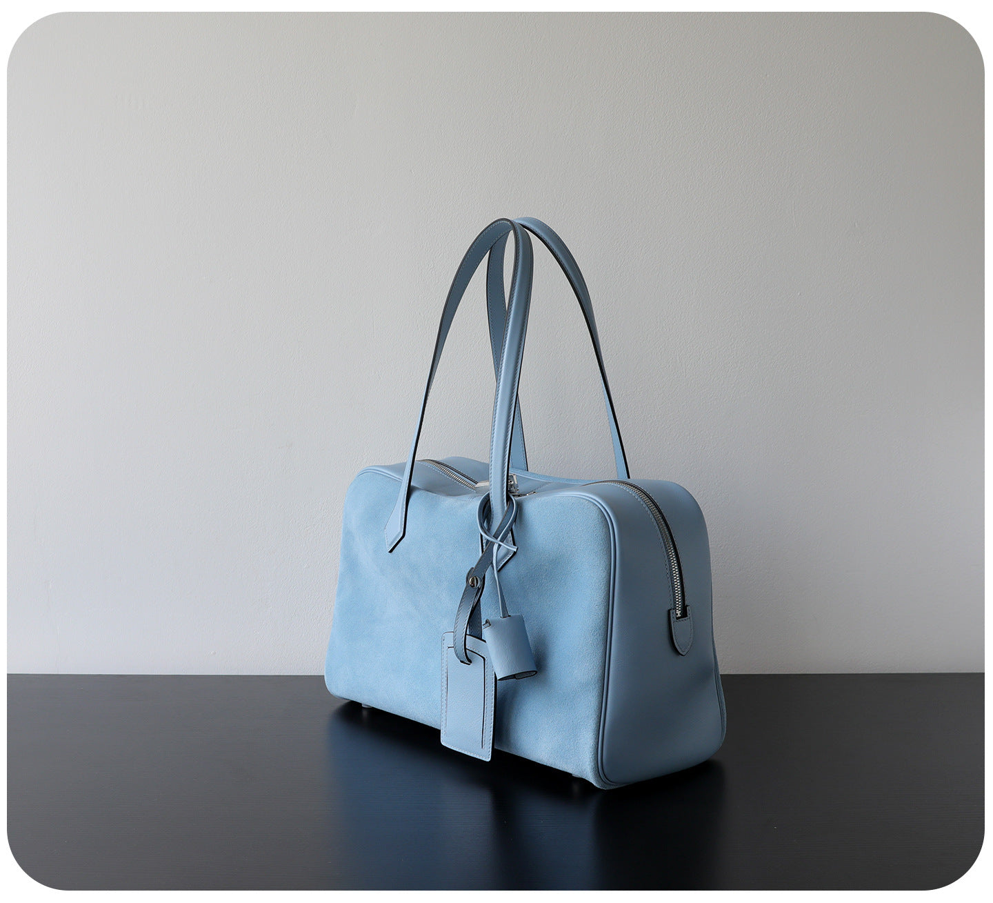 Sac Victoria – Sac bandoulière et cabas cuir, coloris bleu ciel, vue latéral.