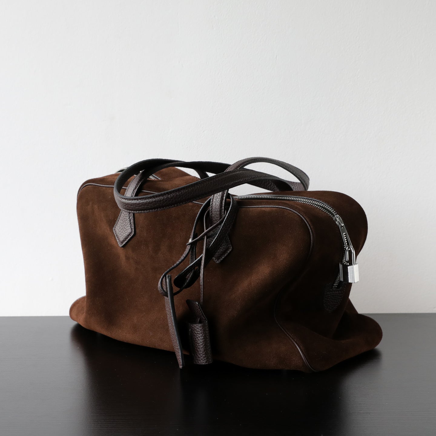 Sac Victoria – Sac bandoulière et cabas cuir, coloris marron , vue latéral