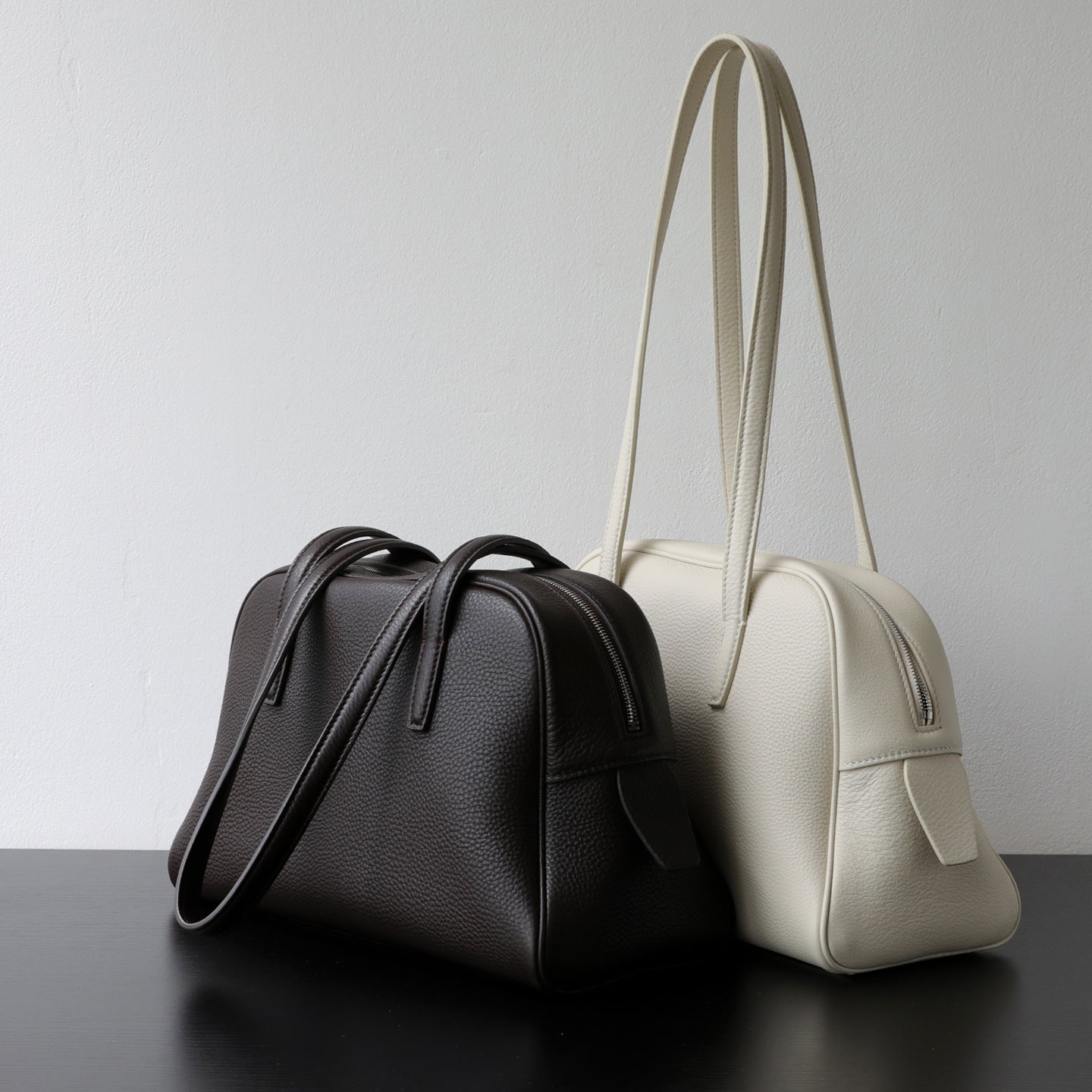 Sac bowling femme en cuir pleine fleur, sac porté épaule, coloris blanc, noir – vue latéral.
