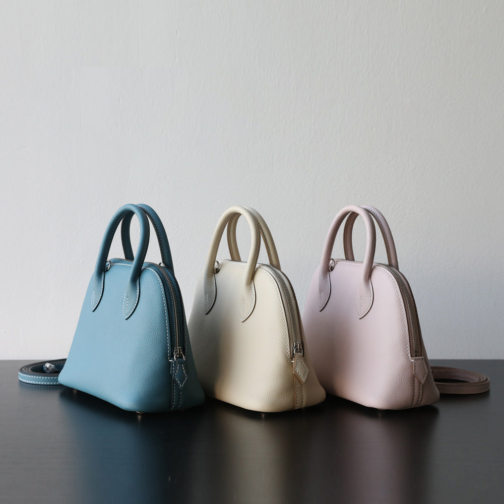 Sac bowling femme en cuir vachette pleine fleur, coloris blanc, beige et bleu  – vue latéral