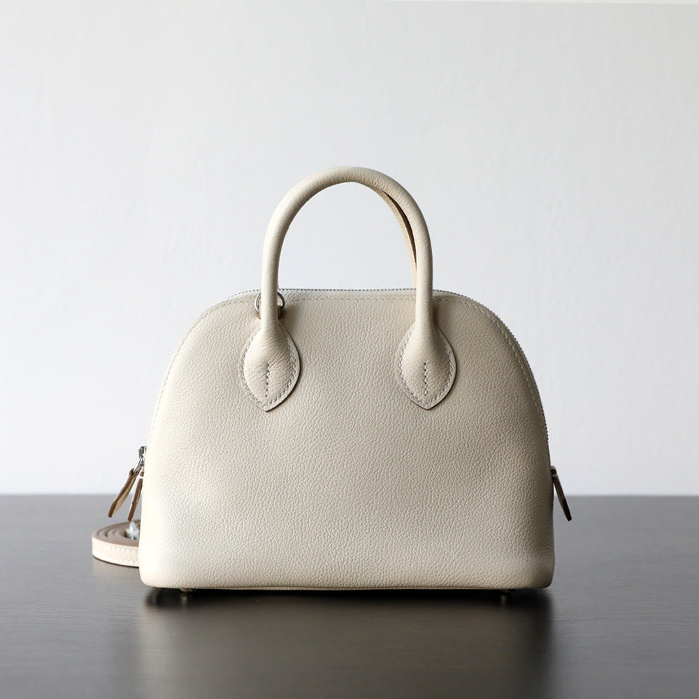 Sac bowling femme en cuir vachette pleine fleur, coloris blanc – vue frontale.
