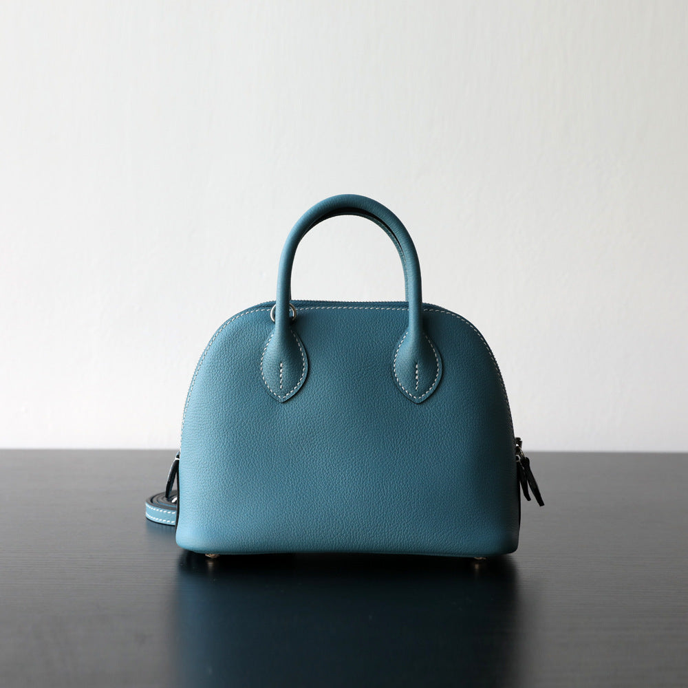 Sac bowling femme en cuir vachette pleine fleur, coloris bleu  – vue  frontale
