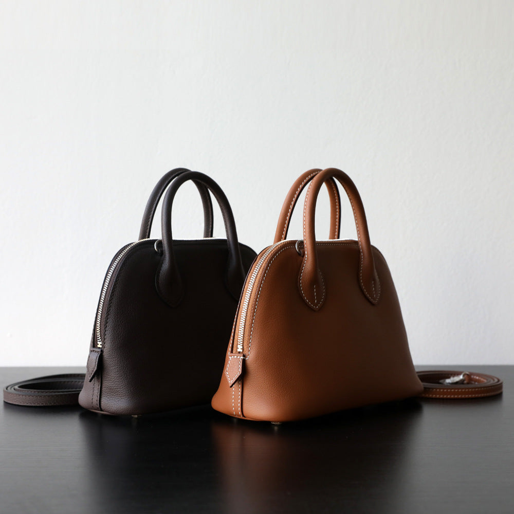 Sac bowling femme en cuir vachette pleine fleur, coloris marron, ébène – vue  latéral 