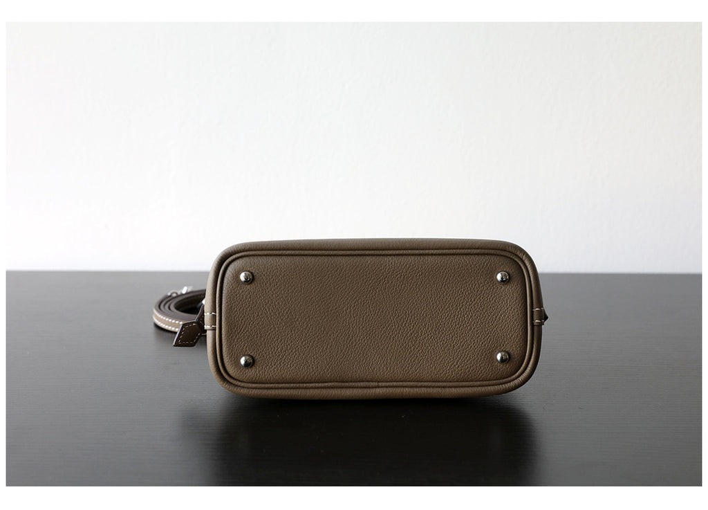 Sac bowling femme en cuir vachette pleine fleur, coloris taupe, vue de bas