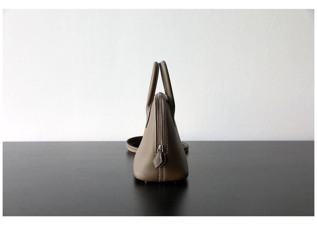 Sac bowling femme en cuir vachette pleine fleur, coloris taupe – vue de coté