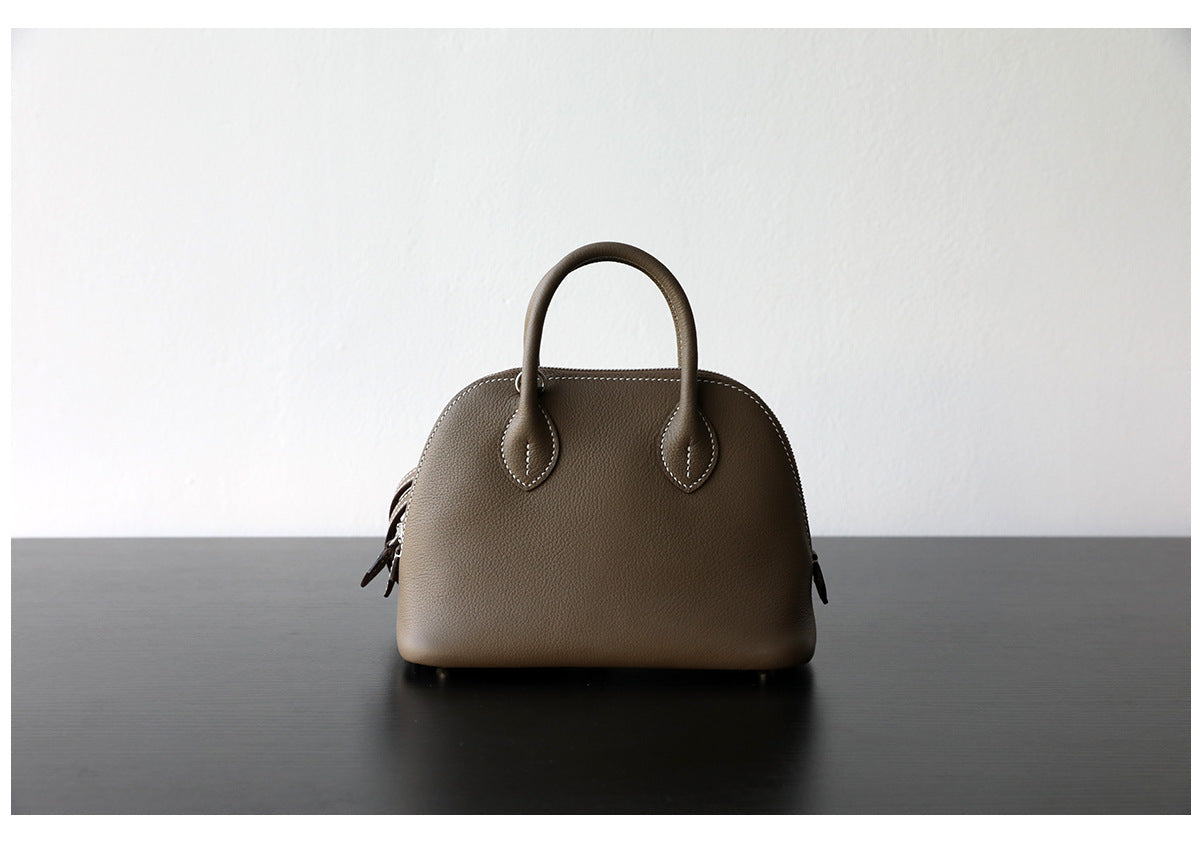 Sac bowling femme en cuir vachette pleine fleur, coloris taupe – vue de l'arrière