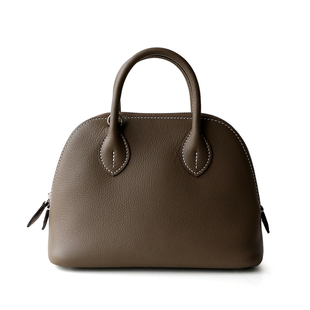 Sac bowling femme en cuir vachette pleine fleur, coloris taupe – vue  frontale