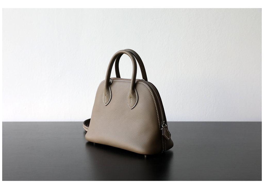 Sac bowling femme en cuir vachette pleine fleur, coloris taupe – vue latéral