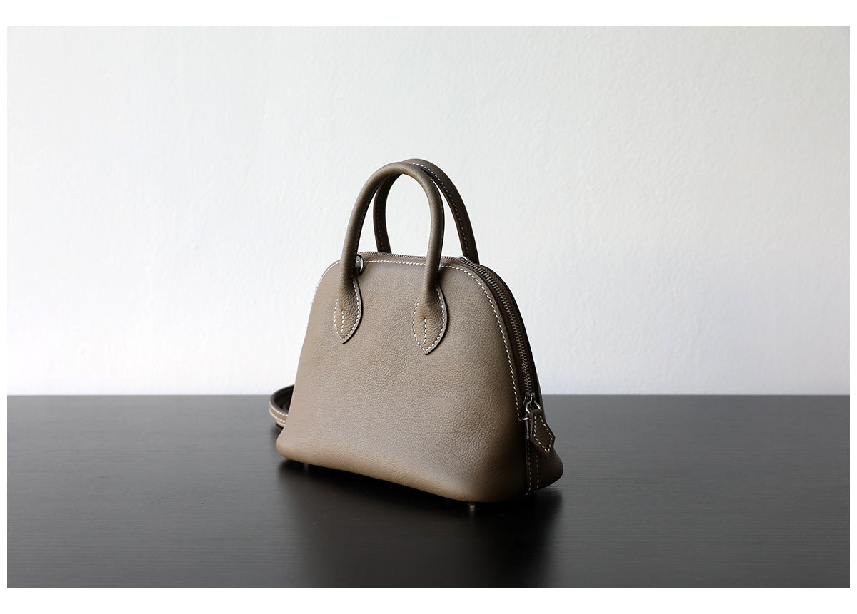 Sac bowling femme en cuir vachette pleine fleur, coloris taupe – vue latéral