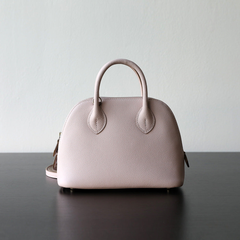 Sac bowling femme en cuir vachette pleine fleur, coloris violet clair – vue frontale.