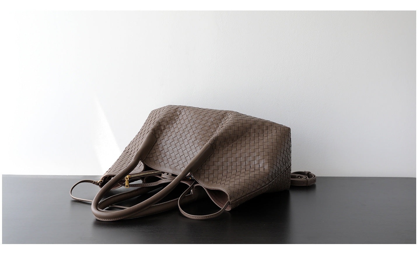 Sac cabas femme en cuir d'agneau tressé, couleur taupe, formats  grand, vue de face