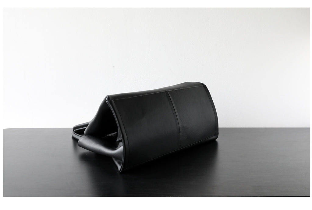 Sac cabas femme en cuir de vachette, sac bandoulière grand format noir, vue de bas