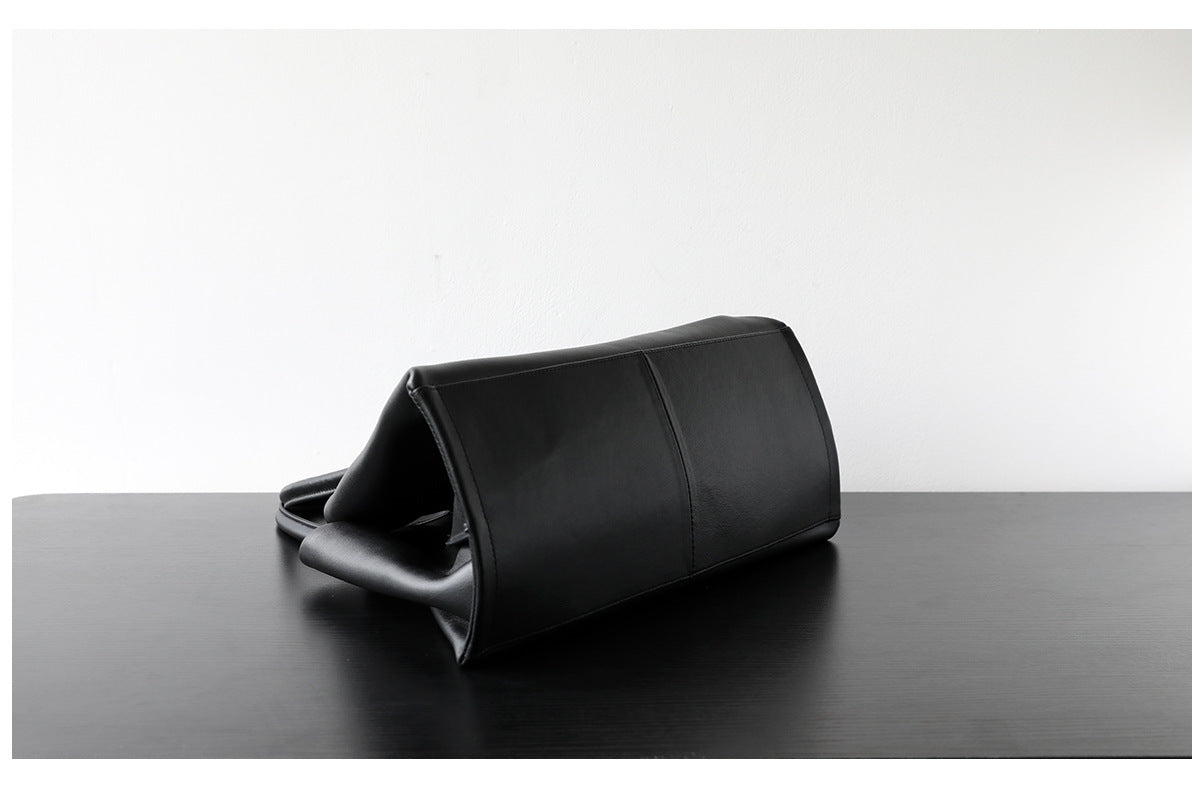 Sac cabas femme en cuir de vachette, sac bandoulière grand format noir, vue de bas