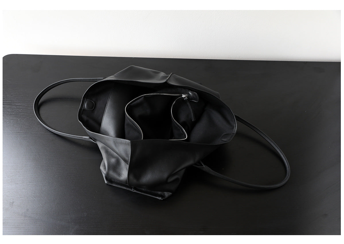 Sac cabas femme en cuir de vachette, sac bandoulière grand format noir, vue de l'intérieur