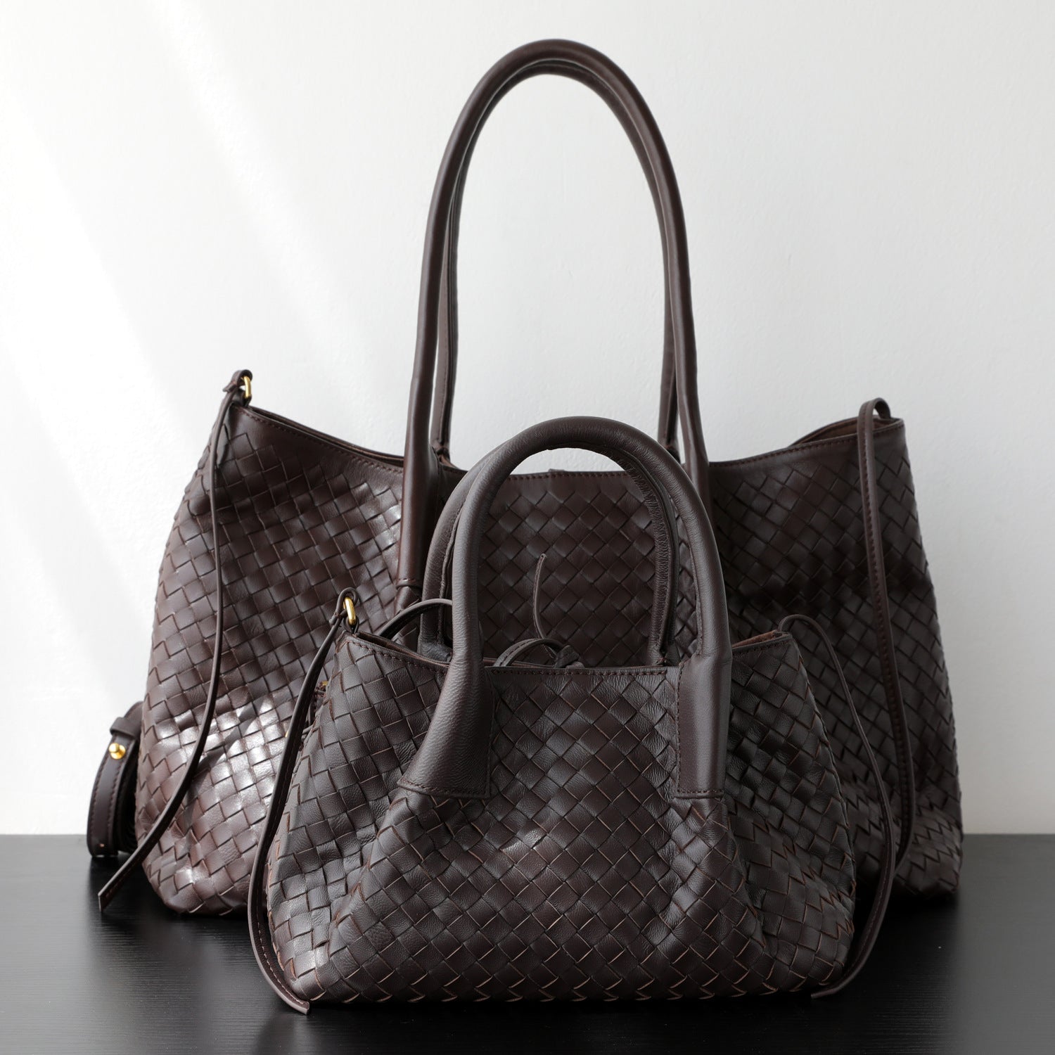Sac_cabas_femme_en_cuir_tressé_couleur_marron_foncé_formats_petit_et_grand_vue_frontale