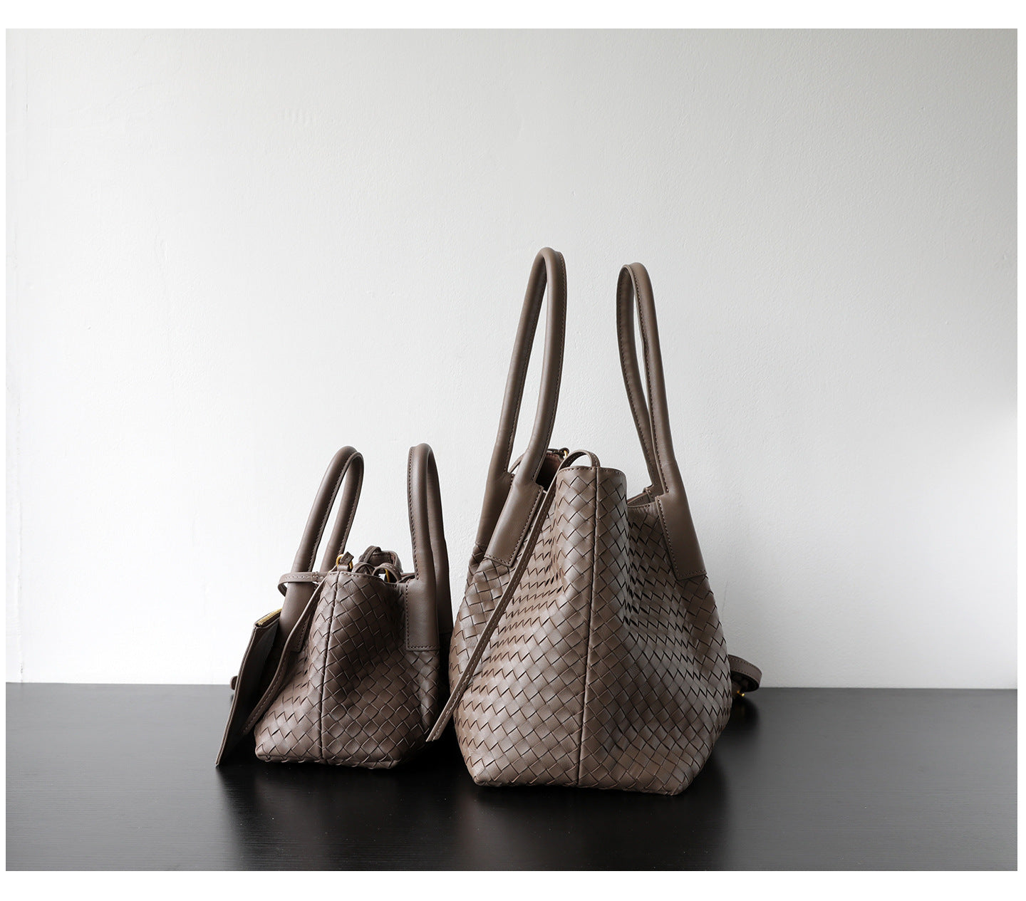 Sac_cabas_femme_en_cuir_tressé_couleur_taupe_formats_petit_et_grand_vue_de coté