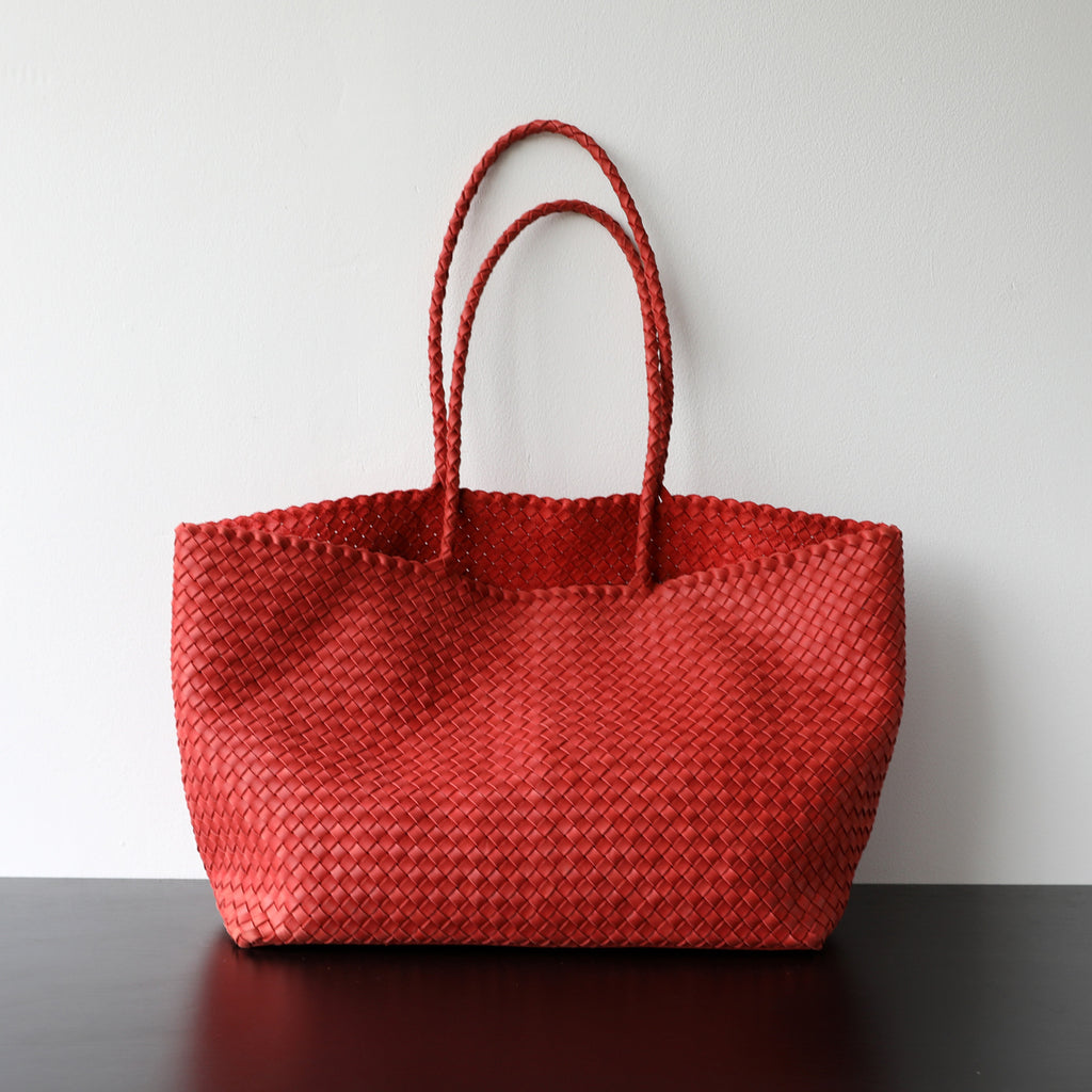 Sac cabas femme en cuir tressé, coloris rouge tomate , vue frontale