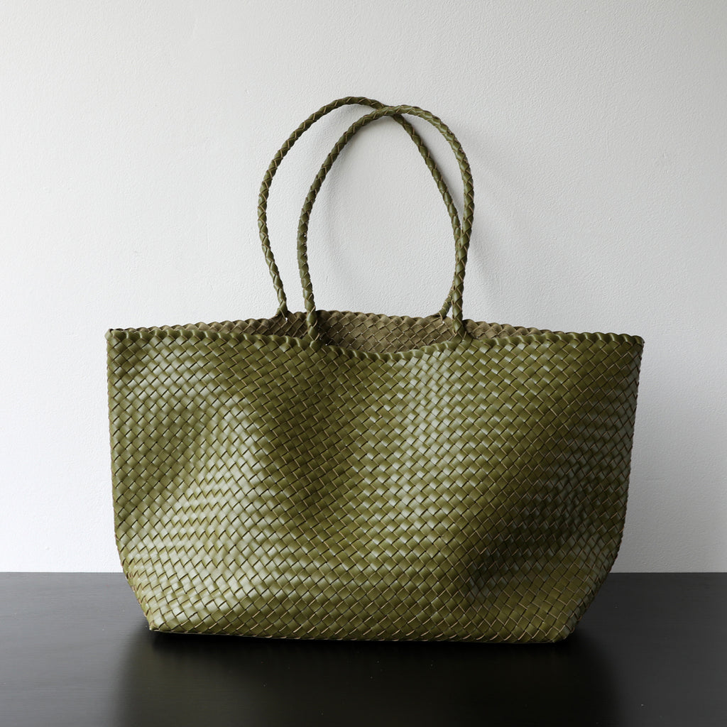 Sac cabas femme en cuir tressé, coloris vert sauge , vue frontale