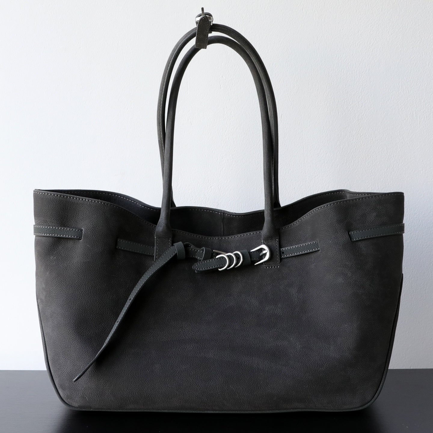 Sac cabas femme en daim, sac bandoulière gris foncé – vue frontale