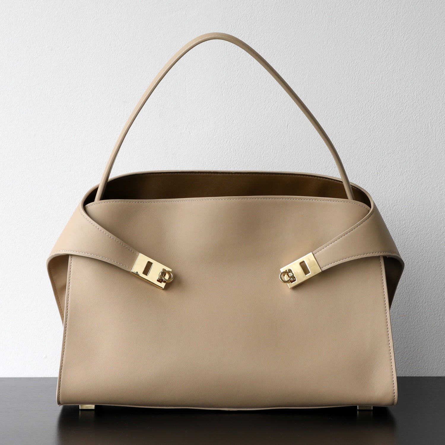 Sac cabas femme élégant, tote bag en coloris beige, vue frontale