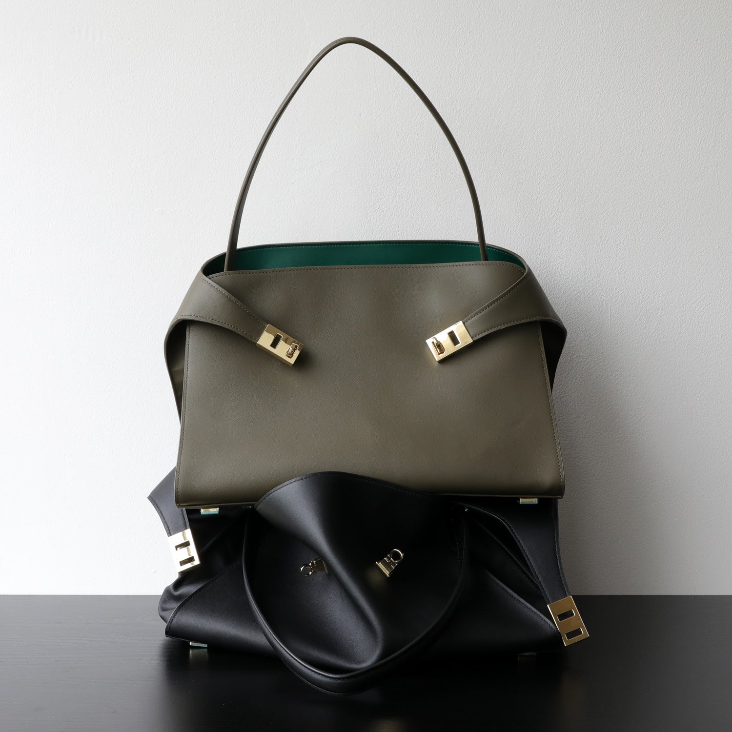 Sac cabas femme élégant, tote bag en coloris noir, vert olive, vue frontale