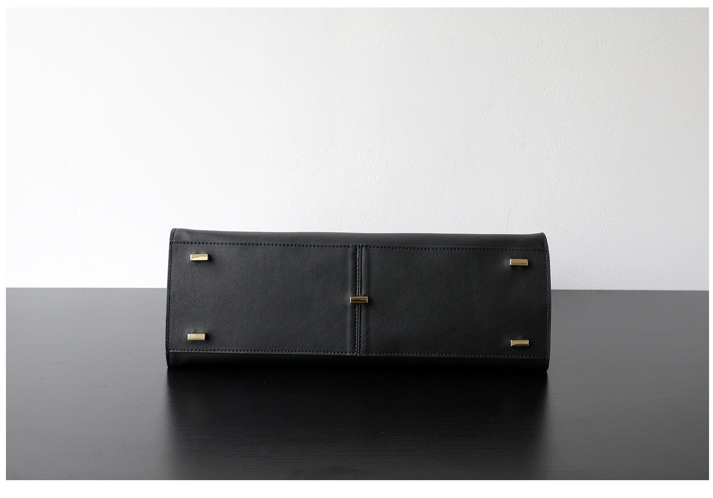 Sac cabas femme élégant, tote bag en coloris noir, vue de bas