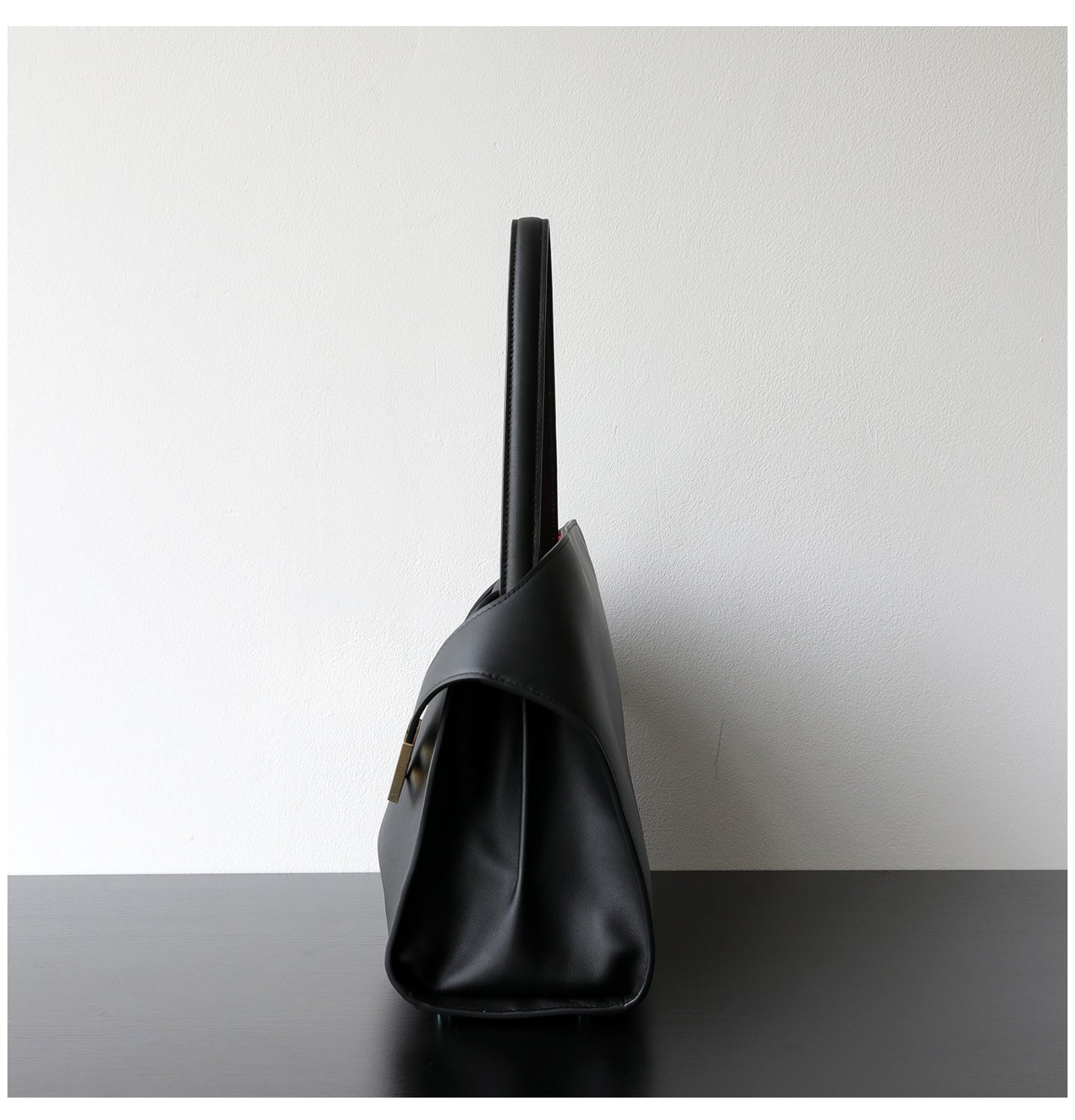 Sac cabas femme élégant, tote bag en coloris noir, vue de coté