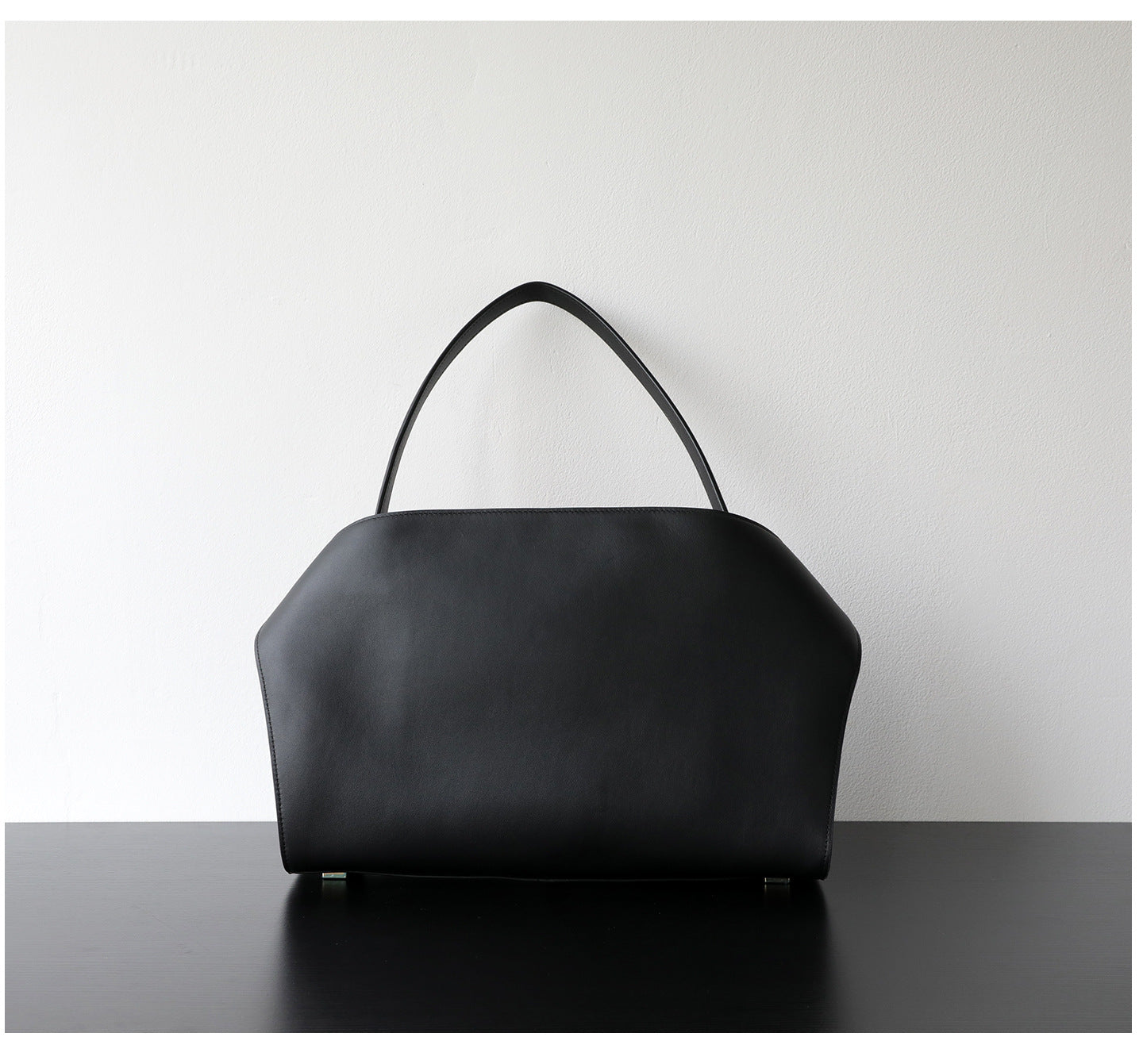 Sac cabas femme élégant, tote bag en coloris noir, vue de dos