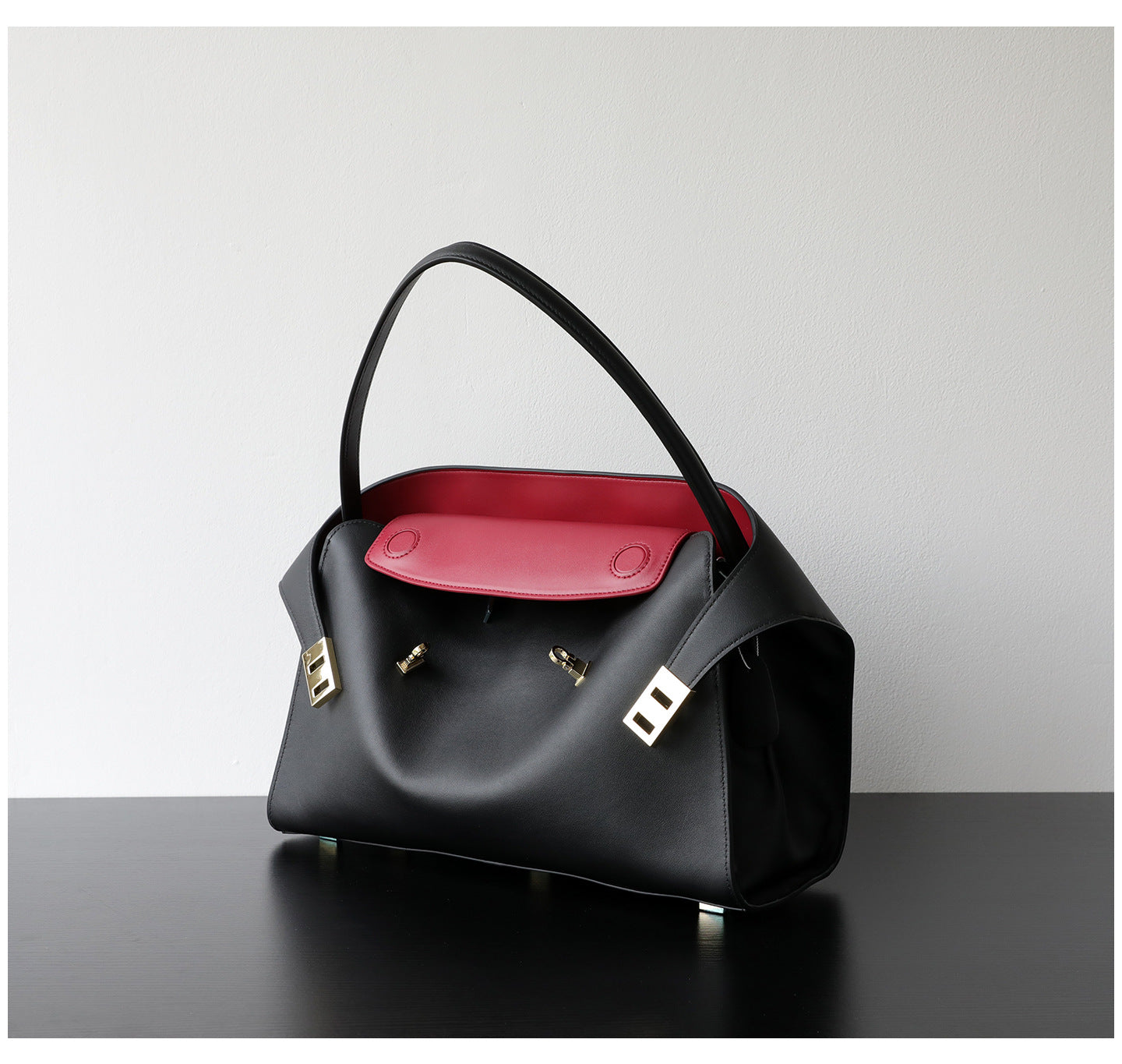 Sac cabas femme élégant, tote bag en coloris noir, vue latéral